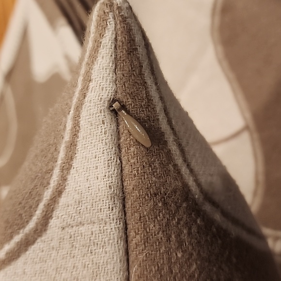 Willam Sonoma Home. New Forest Lambswool Throw and Matching Pillow. - Picture 10 of 12